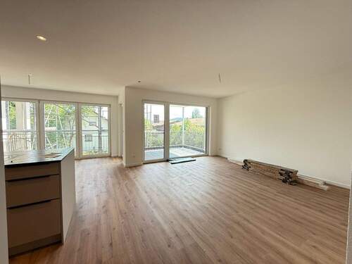 Helles Wohnzimmer mit Balkon - 