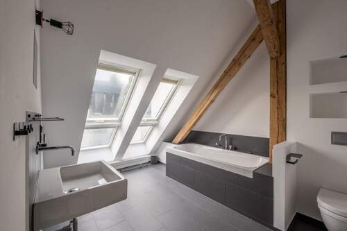 Bad mit Wanne und Dusche - 