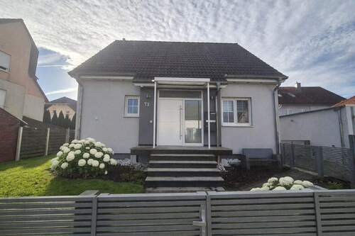 Front_Haus - Ankommen, wohlfühlen, bleiben - Familienhaus mit Garten, Whirlpool & vielen Extras