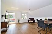 Wohnzimmer mit Zugang zur Terrasse im OG - Mehrfamilienhaus, Wohnhaus mit 205,40 m&sup2; in Falkensee zum Kaufen