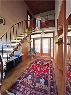 Diele mit Treppe und Tür zum Wohnzimmer - 