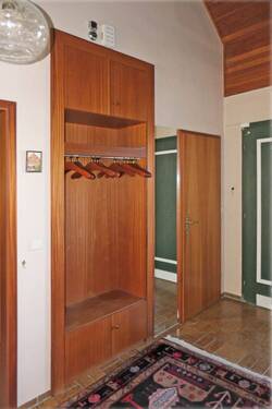 Diele mit eingebautem Garderobenschrank - 