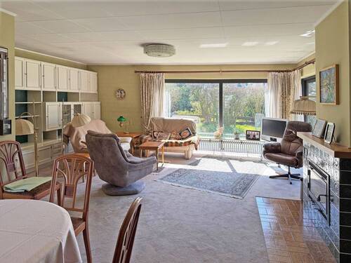 Blick ins Wohnzimmer mit Kamin - 