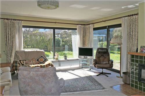 Wohnzimmer mit Tür zur Terrasse - 