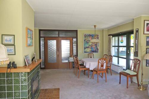 Essbereich mit Kamin im Vordergrund - 