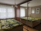 Schlafzimmer mit großem Kleiderschrank - 
