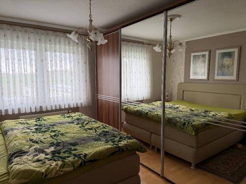 Schlafzimmer mit großem Kleiderschrank - 