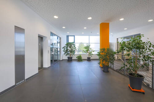 Treppenhaus und Aufzug - 