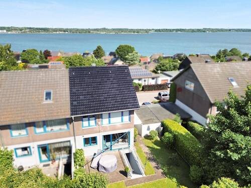 Hausansicht und Ausblick - Ihr neues Zuhause mit Schlei-Panorama – Gepflegte Doppelhaushälfte in Fahrdorf