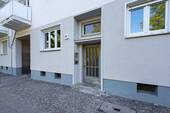 Haustür - 2 Zimmer Etagenwohnung in Berlin