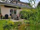 Terrasse mit Blick auf den Teich - 