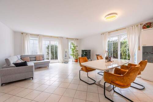 Wohnzimmer - AIGNER: Garten-Oase mit Charme: Helle Erdgeschosswohnung mit flexiblem Grundriss