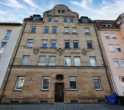 Straßenfassade - Provisionsfrei - 4-Zimmer-Eigentumswohnung im 2. OG 