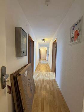 Langer Flur mit Türen - 