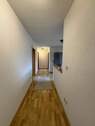 Langer Flur mit Parkettboden - 