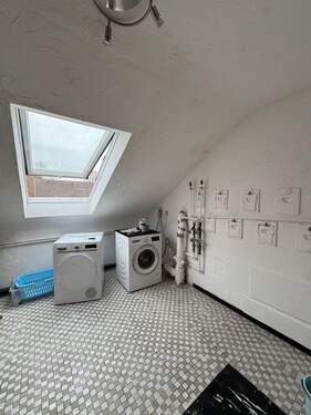 Hauswirtschaftsraum mit Geräten - 