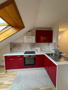 Moderne rote Küche - 4 Zimmer Etagenwohnung in Singen (Hohentwiel)