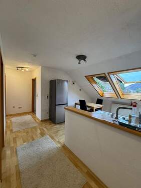 Helle Dachwohnung mit Küche - 