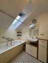 Badezimmer mit Dachfenster - 