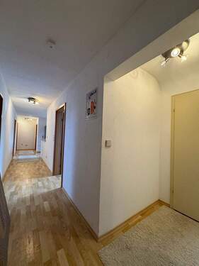 Langer Flur mit Holzboden - 