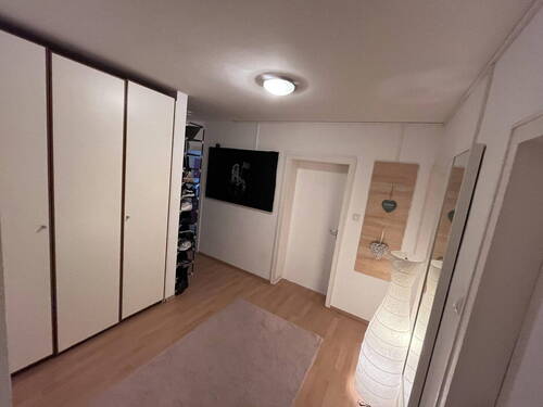 Flur mit Einbauschrank links - 