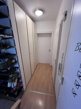 Flur mit Einbauschrank rechts - 