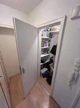 Abstellkammer neben Eingang - Etagenwohnung mit 87,00 m&sup2; in Germering zum Kaufen