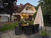 Ansicht Terrassen am Abend - Bezauberndes EFH mit wunderschönem Garten!