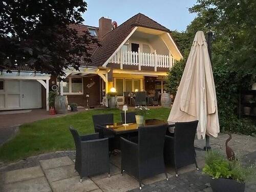 Ansicht Terrassen am Abend - Bezauberndes EFH mit wunderschönem Garten!