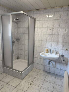 Bad mit Dusche - 