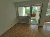 Wohnbereich mit Zugang zum Balkon - 