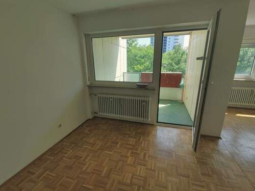 Wohnbereich mit Zugang zum Balkon - 