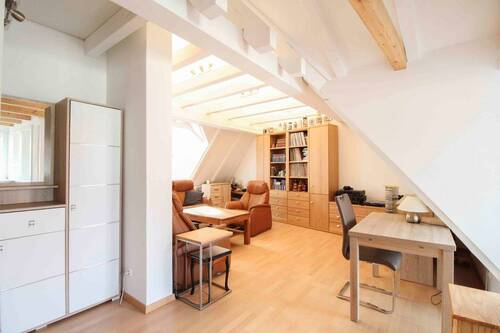 Eingangsbereich - Charmante Dachgeschosswohnung in denkmalgeschütztem Fachwerkhaus - vollständig saniert & modern