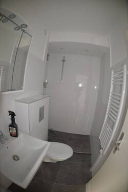 Bad und WC - Etagenwohnung mit 40,00 m&sup2; in köln zur Miete