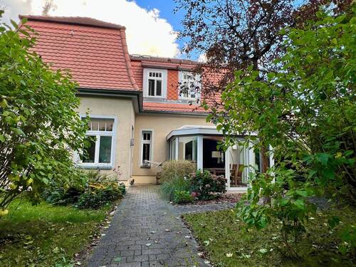 Eingang - Hochwertig. Modern. Tadellos - Familienhaus im Herzen von Klotzsche - bezugsfertig Designer EBK