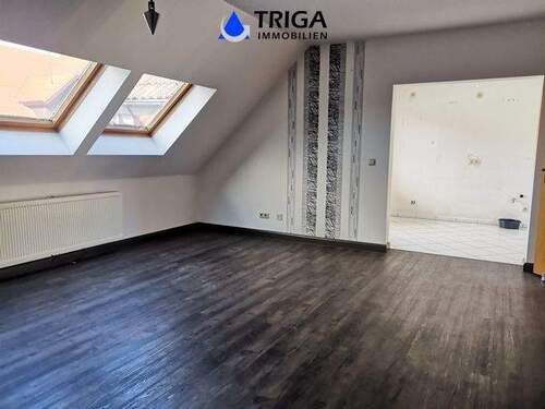 Wohnzimmer mit Blick in Küche - 