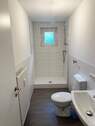 Bad 1 mit Dusche + Fenster - 