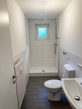 Bad 1 mit Dusche + Fenster - 
