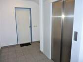 Treppenhaus mit Aufzug - 