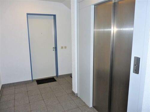 Treppenhaus mit Aufzug - 