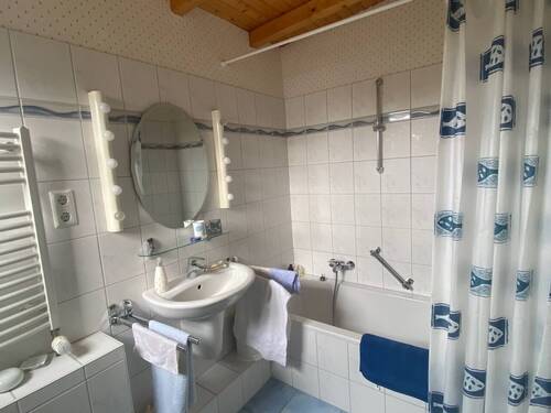 Badezimmer im Obergeschoss Wohnung 2 - 