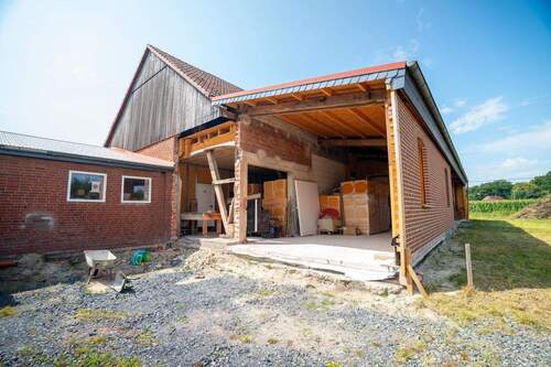 Garageneinfahrt nebst großem Tor (noch nicht fertig gestellt) - 