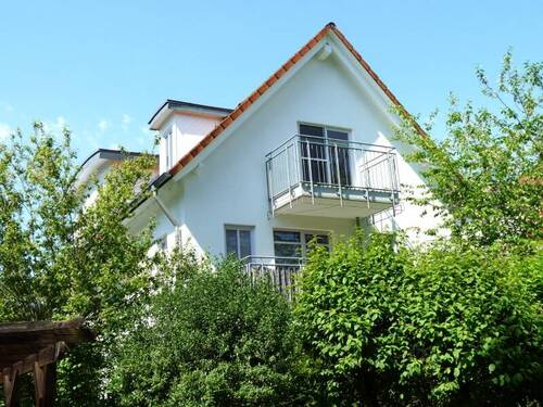 Hausansicht mit Balkon - Bezugsfreie und gut geschnittene 3-Zimmerwohnung in beliebter Wohnlage