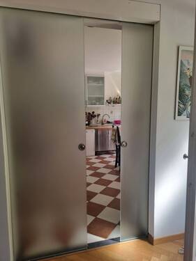 hochwertige Glastür zwischen Wohnraum und Küche - 