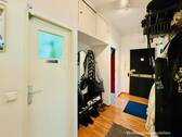 Die Nische im Flur bietet Platz für die Garderobe - 2 Zimmer Etagenwohnung in Berlin