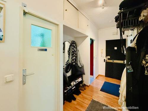 Die Nische im Flur bietet Platz für die Garderobe - 2 Zimmer Etagenwohnung in Berlin
