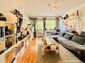 Das Wohnzimmer ist schön groß und mit Balkon - Etagenwohnung mit 60,40 m&sup2; in Berlin zum Kaufen