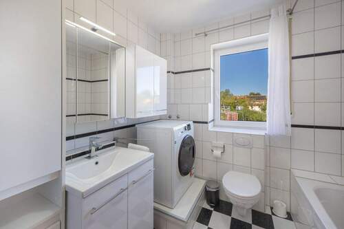 Bad mit Badewanne und WM - 