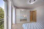 Schlafzimmer mit Schrank - 