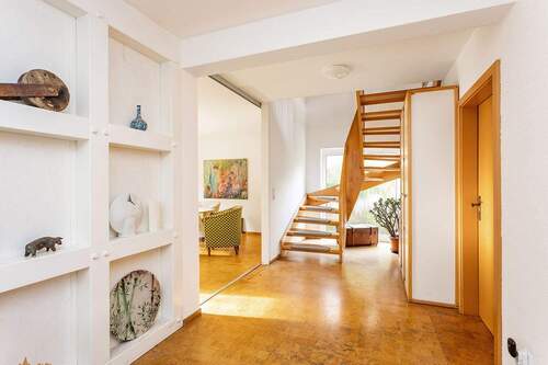 Eingang mit Treppenhaus - 3 Zimmer Einfamilienhaus in Berlin